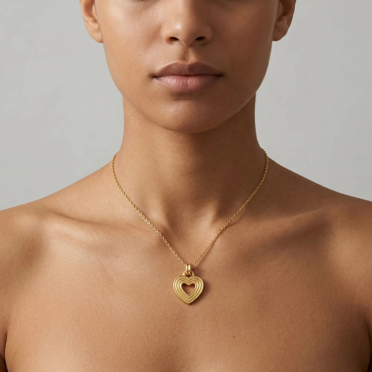 Collier en forme de cœur ajouré