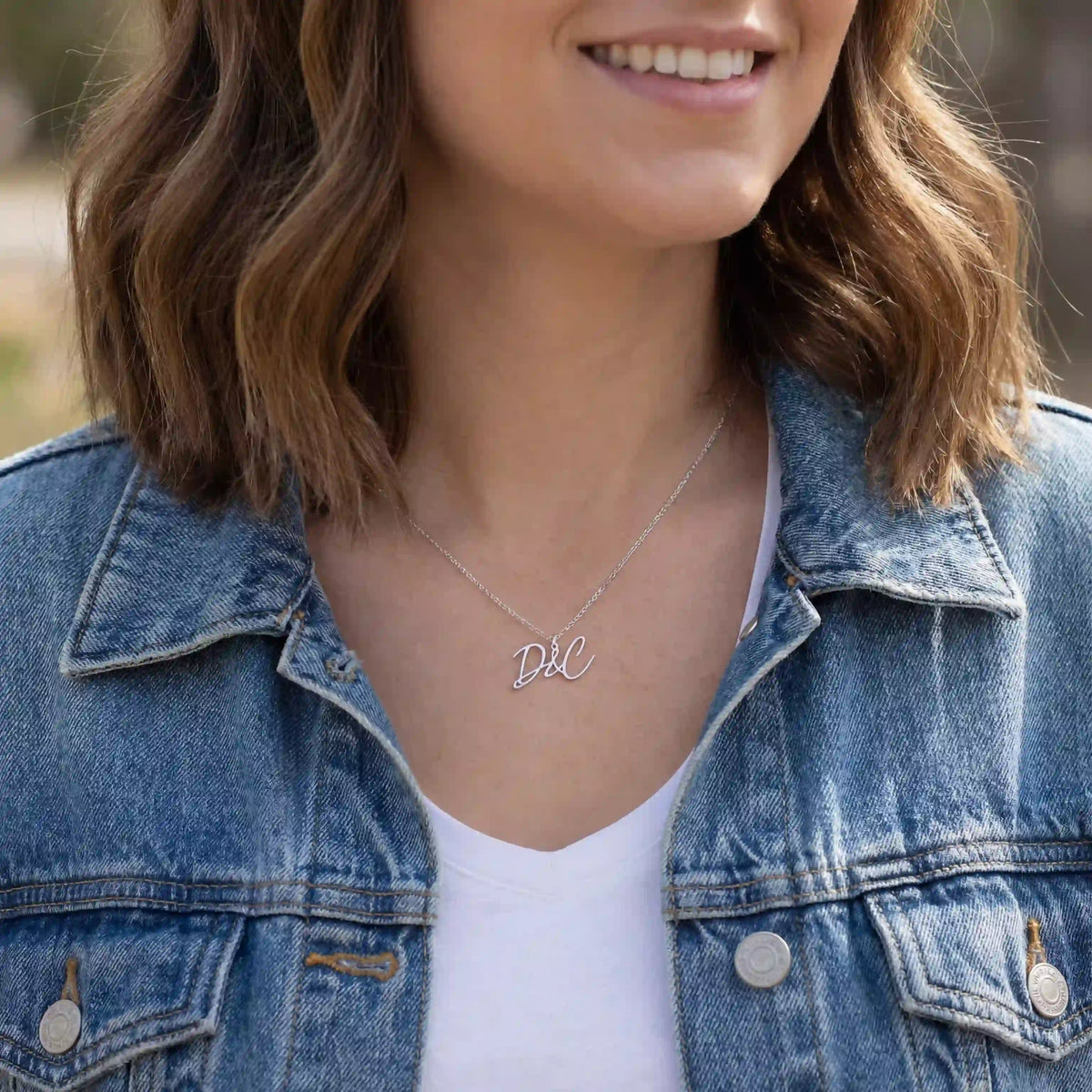 Collana personalizzata con doppia iniziale e e commerciale (&) – Oro e argento