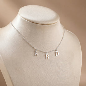 Collier à trois initiales