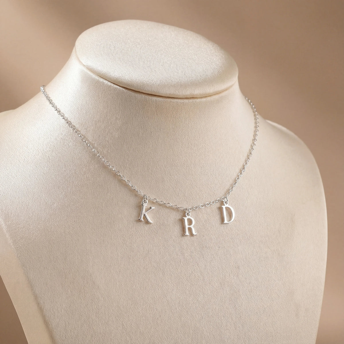 Collier à trois initiales