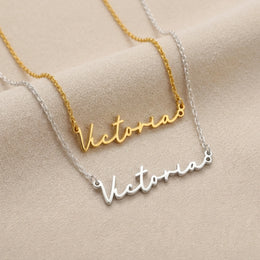 قلادة باسم Victoria