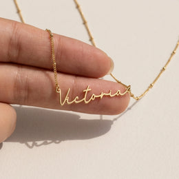 قلادة باسم Victoria