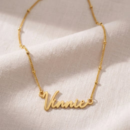 Collier prénom Vinnie | Or 18 carats, argent et vermeil | Prêt à être expédié
